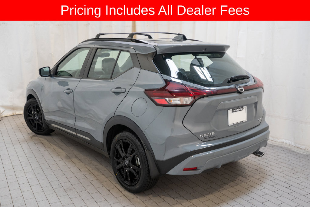 Used 2022 Nissan Kicks SR w/ Premium Package FWD image 3
