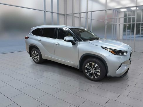 Used 2022 Toyota Highlander XLE AWD/4WD image 9