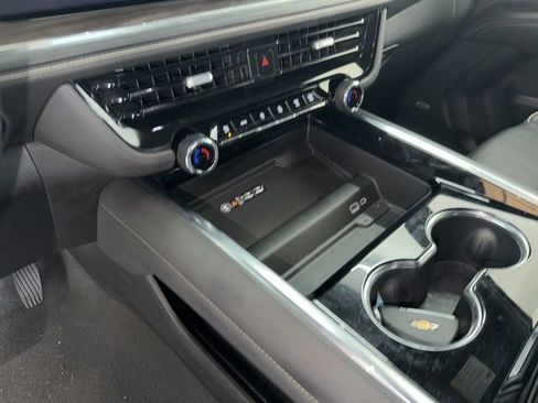 Used 2025 Chevrolet Tahoe Premier AWD/4WD image 18