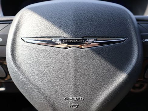 Used 2025 Chrysler Pacifica Limited FWD image 27