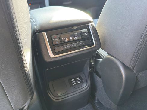 Used 2024 Subaru Ascent Premium w/ Convenience Package AWD/4WD image 16
