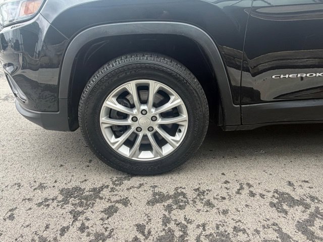 Used 2019 Jeep Cherokee Latitude w/ Popular Appearance Group AWD/4WD image 17