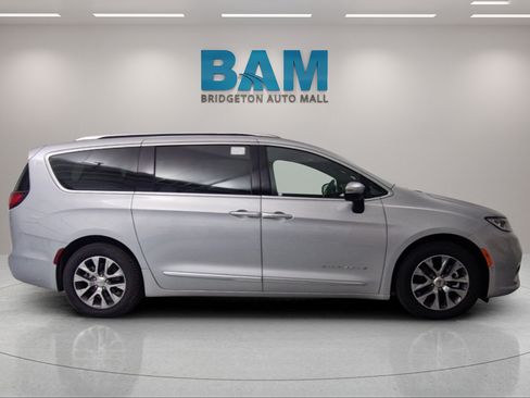Used 2023 Chrysler Pacifica Pinnacle FWD image 8