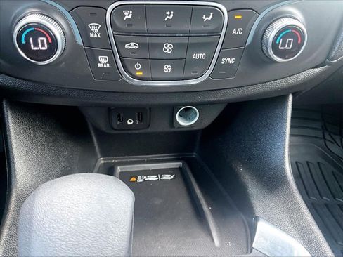 Used 2023 Chevrolet Traverse LT FWD image 24