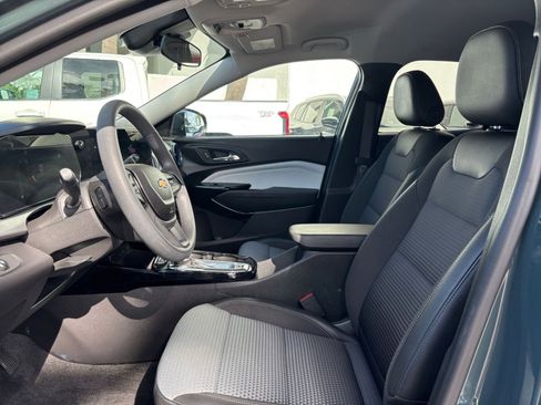 Used 2025 Chevrolet Trax LT FWD image 25