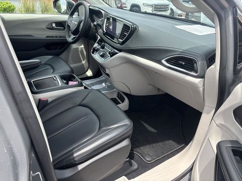 Used 2023 Chrysler Pacifica Touring-L AWD/4WD image 14