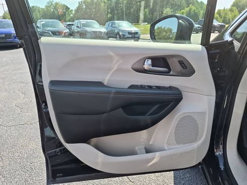 Used 2024 Chrysler Pacifica Touring-L FWD image 13