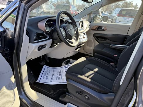 Used 2023 Chrysler Voyager LX image 10