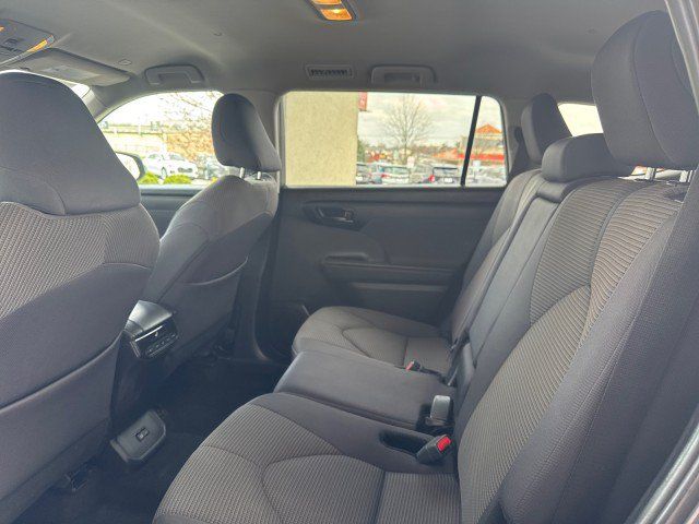 Used 2024 Toyota Highlander LE AWD/4WD image 8