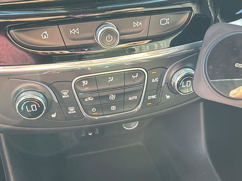 Used 2020 Chevrolet Traverse LT image 12