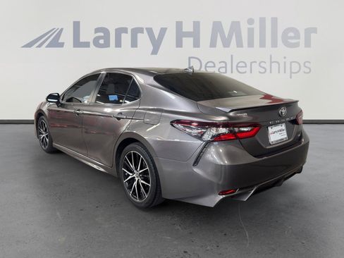 Used 2022 Toyota Camry SE image 3