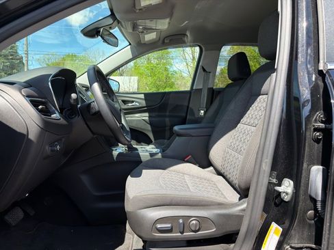 Used 2023 Chevrolet Equinox LT image 2