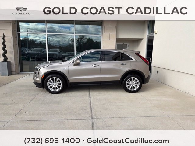 Used 2023 Cadillac XT4 Luxury w/ Cold Weather Package FWD image 2