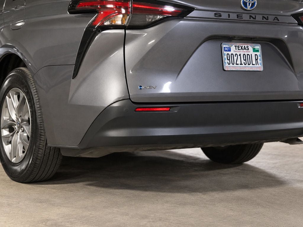 Used 2025 Toyota Sienna XLE FWD image 9