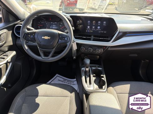 Used 2025 Chevrolet Trax LS w/ LS Convenience Package FWD image 12