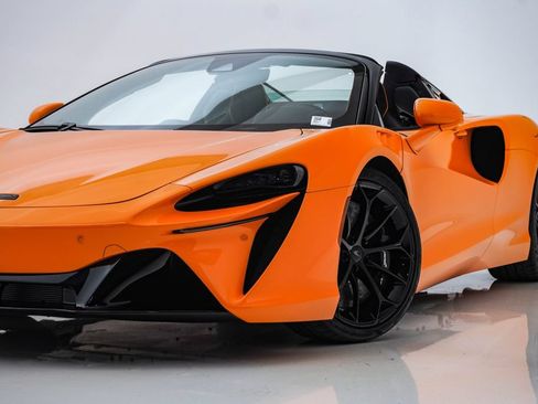 Used 2026 McLaren Artura Spider RWD image 2