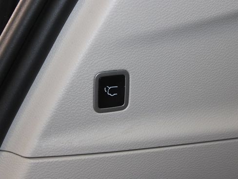 Used 2024 Chrysler Pacifica Touring-L FWD image 17