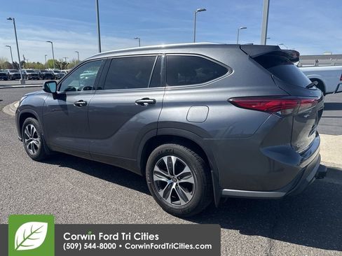 Used 2020 Toyota Highlander XLE image 10