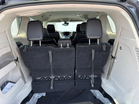Used 2023 Chrysler Pacifica Touring-L FWD image 24