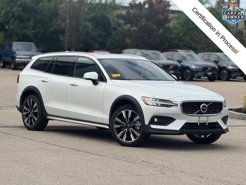 Certified 2025 Volvo V60 B5 Cross Country Ultra AWD/4WD image 1