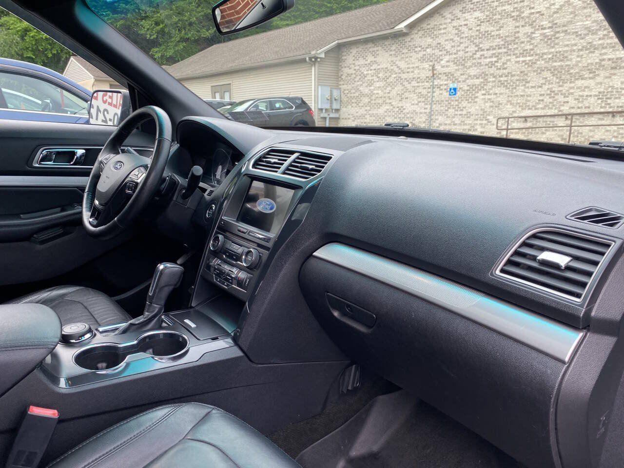 Used 2017 Ford Explorer XLT w/ Equipment Group 202A AWD/4WD image 20