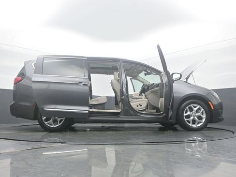 Used 2018 Chrysler Pacifica Touring-L Plus w/ Tire & Wheel Group image 61