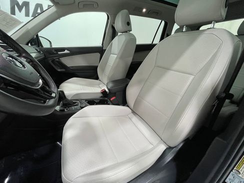 Used 2021 Volkswagen Tiguan SE w/ Panoramic Sunroof Package image 12