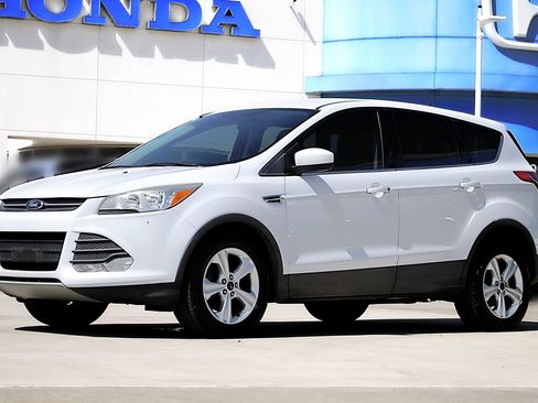 Used 2015 Ford Escape SE FWD image 1