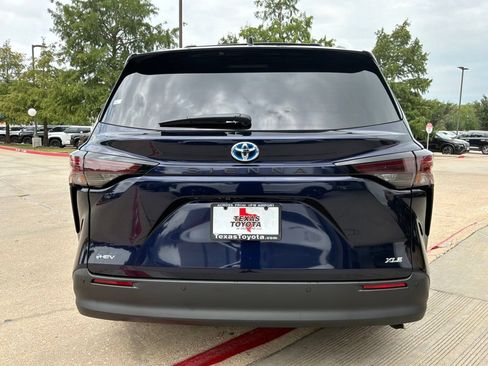 Used 2025 Toyota Sienna XLE FWD image 7