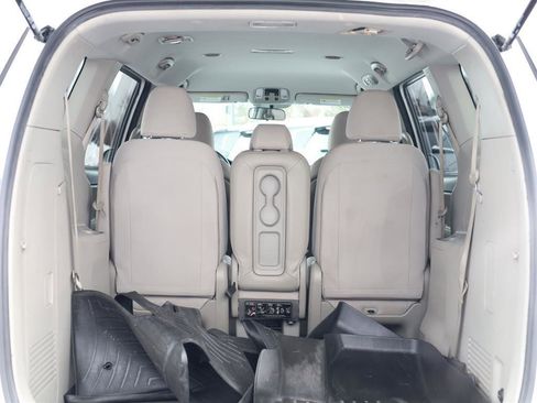 Used 2017 Kia Sedona LX image 19