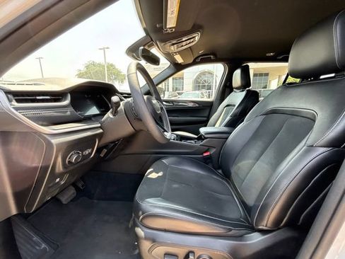 Used 2023 Jeep Grand Cherokee Altitude AWD/4WD image 9