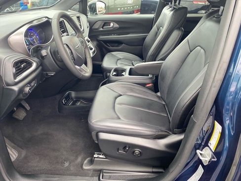 Used 2025 Chrysler Pacifica Select w/ Uconnect Theater Family Group AWD/4WD image 9