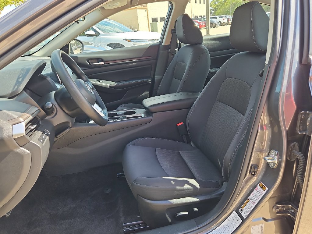 Used 2025 Nissan Altima 2.5 SV FWD image 25