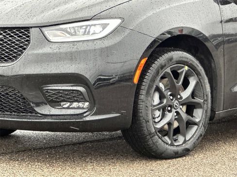 New 2026 Chrysler Pacifica Limited image 7