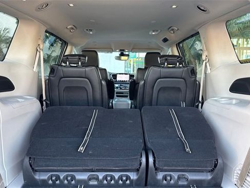 Used 2024 Chrysler Pacifica Touring-L image 19