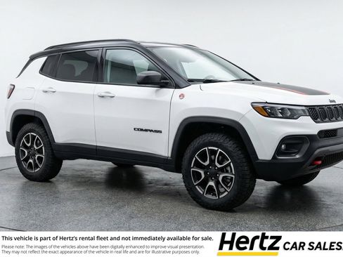 Used 2025 Jeep Compass Trailhawk image 1