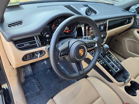 Certified 2025 Porsche Macan AWD/4WD image 4