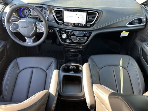 New 2025 Chrysler Pacifica Select image 15