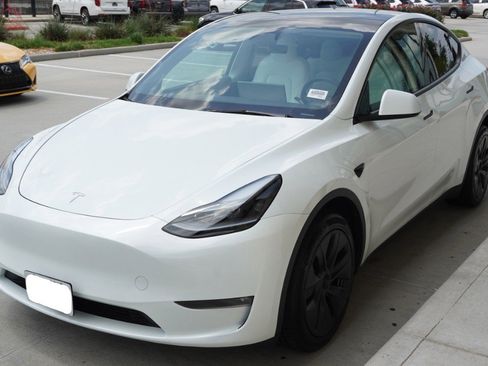 Used 2025 Tesla Model Y Long Range image 2