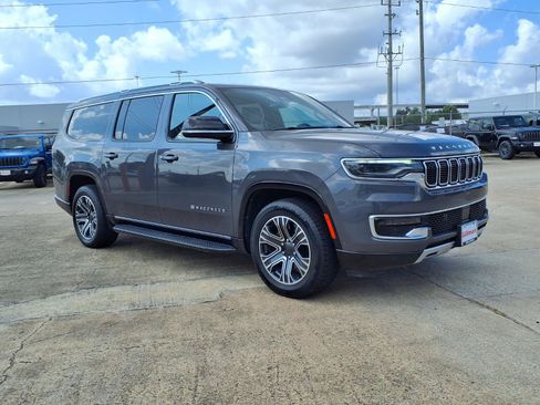 Used 2024 Jeep Wagoneer L Series II RWD image 2