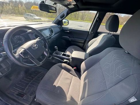 Used 2016 Toyota Tacoma TRD Sport w/ Premium & Technology Package image 11