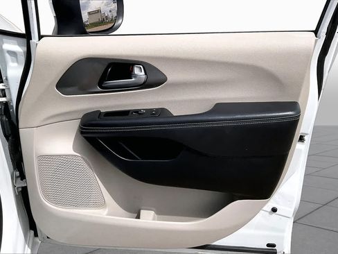 Used 2023 Chrysler Pacifica Touring-L FWD image 21