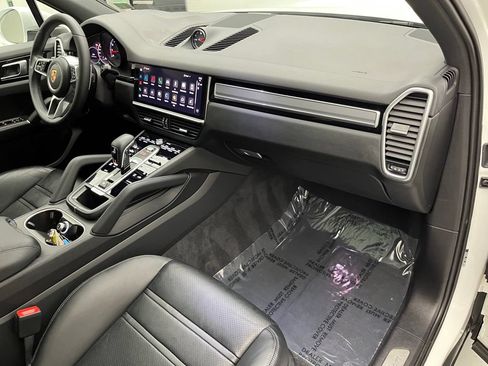 Used 2023 Porsche Cayenne AWD/4WD image 33