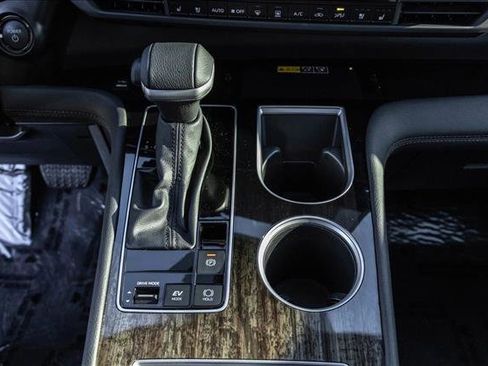 Used 2025 Toyota Sienna Platinum image 19