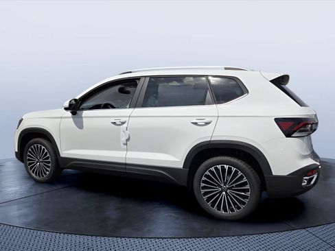 New 2026 Volkswagen Taos SE FWD image 4
