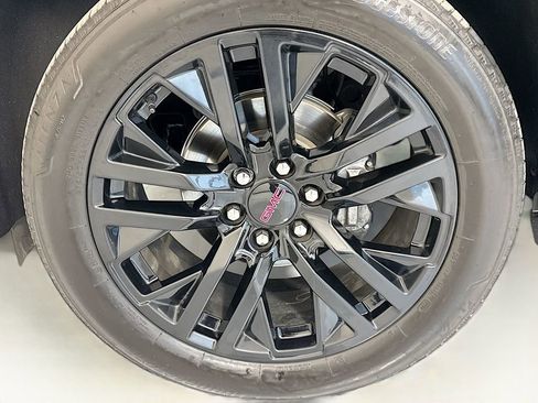 Used 2024 GMC Yukon Denali image 32