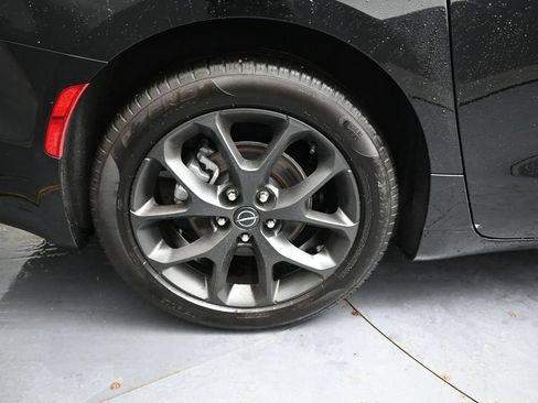 Used 2025 Chrysler Pacifica Limited FWD image 17