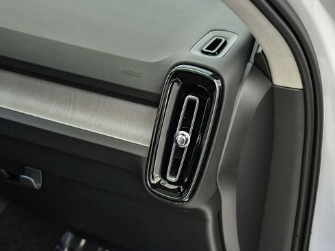 Certified 2025 Volvo XC40 B5 Core w/ Protection Package Premier image 16