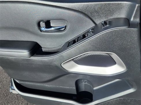 Used 2024 Nissan Frontier SV image 15