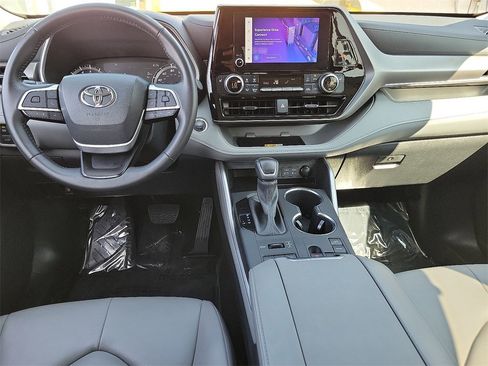 Used 2024 Toyota Highlander XLE image 4